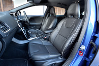 本革／パーフォレーテッドレザーのコンビネーションシートが標準で備わる。