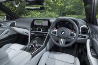 試乗車のインテリアはシルバーストーンとブラックのフルレザーメリノでコーディネートされていた。トリムはクロームハイライト入りのカーボン。