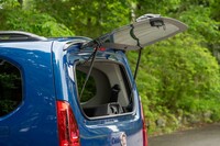 リアゲートはガラス部分のみを開閉できる。