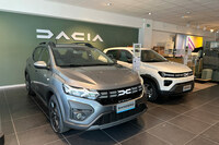 筆者が住むシエナのルノー販売店で。この店の場合、今やダチアにほぼ半分のスペースを割いている。
