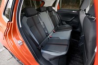 リアシートは4：6の分割可倒式。センターコンソールの後端にはUSBソケットが2つ備わる。