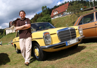 写真のメルセデス・ベンツ＜W114／W115＞はHナンバー登録台数で6位（7352台）。オーナーで、日本製モデルカーのファンでもあるテオドールさんと。