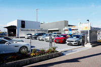 写真はメルセデス・ベンツの認定中古車センター。低金利ローンや残価設定ローン、車両の延長保証など、正規ディーラーはさまざまなキャンペーンを行っているので、お得に愛車を購入するためにもこまめなチェックが肝要だ。