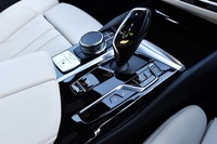 トランスミッションは、エンジンの大トルクに耐えられるよう調整された8段AT。シフトレバーのそばには、走行モードのセレクターやインフォテインメントシステムの操作デバイス、シリアルナンバー入りのプレートなどが並ぶ。