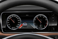 クルマが車線からはみ出そうになると、ドライバーに警告したり、ブレーキやステアリングの制御によって車線内にクルマをとどめようとしたりする車線逸脱防止装置。ウインカーが作動している場合は、ドライバーが意図的に別の車線に移ろうとしていると認識し、システムは作動しない。