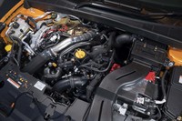 応答性に優れる小径タービンを用いた1.8リッター直4ターボエンジン。最高出力300PS、最大トルク420N・mのアウトプットは、マイナーチェンジ前より21PSと30N・m増大している。