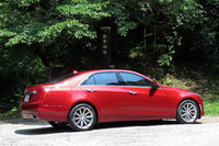 風布地区の寒神峠にて「キャデラックCTSセダン」を撮影。