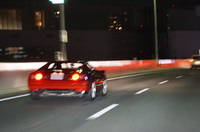 左側車線をゆっくりと流し、大人の余裕を披露する「フェラーリ328」。ええい、「メガーヌR.S.トロフィー」でストーカーのごとく追撃開始だ！