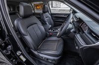 「リミテッド」には、レザーシートが標準で装備される。前席には8wayのメモリー機能付き電動調整機構や4wayランバーサポート、ヒーター、ベンチレーション機能が備わる。