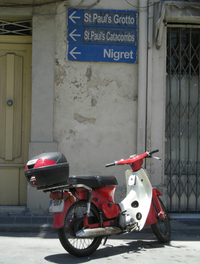 欧州諸国における払い下げ車両の例。地中海のマルタ共和国で発見した日本の「郵政カブ」。