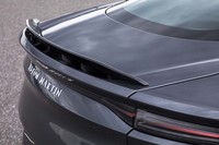 「DB11」と同様に、リアクオーターウィンドウ後端にエアの取り入れ口を配置。ここから吸入されたエアは、トランクリッド上部から排出される。アストンマーティンはこれを「バーチャルスポイラー」と呼ぶ。高速走行時にリアのリフトを抑える働きをもたらすという。