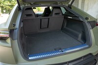 4人乗り仕様の荷室容量は574リッター。立派なリアシートは格納できないため、容量は固定式。