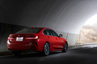 リアまわりでは、コンビランプの発光部をより細く水平なデザインに変更。テールパイプの径を太くすることで、より力強いイメージとしている。