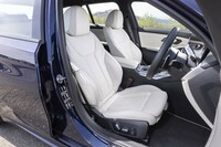 今回の試乗車のインテリアはオプションのメリノレザーを使った仕立て。アイボリーホワイトがまぶしい。