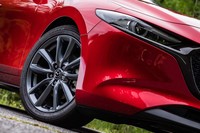 グレーメタリックの18インチ10本スポークデザインアルミホイールが標準装備となる「Lパッケージ」グレード。今回のテスト車には215/45R18サイズの「トーヨー・プロクセスR51A」タイヤが組み合わされていた。