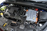 エンジンルームを開けてみる。1.3リッターターボの純ガソリンモデルとは異なり、エンジンにカバーが付いている。