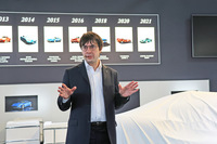 歴代トゥーリング製モデルの写真を背景に語る、デザインダイレクターのマッテオ・ジェンティーレ氏。