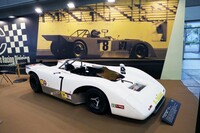 「ローラT212」。大幅にモディファイされていたボディーカウルをオリジナルに戻し、ステッカー類などもすべて忠実に複製して初期の高原仕様に仕立てられた。パワーユニットは1.8リッターDOHC 16バルブの「フォード・コスワースFVC」。