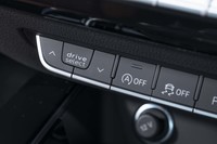 「アウディドライブセレクト」はダッシュボード下部のボタンで操作する。モードは「オート」「コンフォート」「エフィシェンシー」「ダイナミック」「インディビジュアル」の全5種類。