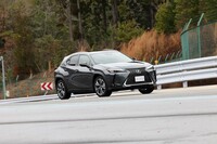 「UX300e」は最高出力203PSのモーターを搭載。駆動方式はFWDのみとなる。512kmという一充電走行距離はマイナーチェンジ前と変わらない。