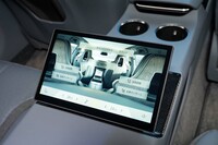 セパレートシート仕様では、リアのセンターコンソールにタッチパッドを用意。各種快適装備やオーディオなどを操作できる。
