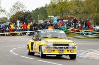 鼻血が出そうなくらいカッコいい姿勢で立ち上がる「ルノー5ターボ」。