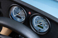 ダッシュボード上の操作系および計器類のレイアウトは、従来モデルと同じ。速度計、エンジン回転計、燃料計、水温計、油圧計はすべて機械式で、オド／トリップメーターは速度計の下部の小さなディスプレイに表示される。