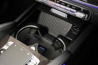 最新のモデルらしく、携帯端末との連携に関する機器は充実。USBポートに加え、収納スペースには非接触充電機能も備わる。