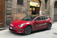 シエナ旧市街の第2教室前にて、教習車の「テスラ・モデル3 デュアルモーターAWD」。2020年12月撮影。
