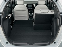 後席をダイブダウンさせることで、フラットかつ広々とした積載スペースを実現。これも過去の「フィット」から受け継がれた長所のひとつだ。