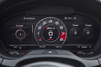 「RS 3」には12.3インチの液晶画面を採用したメーターパネル「バーチャルコックピット」が標準で備わる。エンジン回転計やGフォースメーターが並ぶ写真の表示モードは、RSモデル専用のもの。