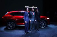 左から、マツダノースアメリカンオペレーションズの毛籠勝弘社長兼CEO、マツダの丸本 明副社長、同じくマツダの前田育男常務執行役員。