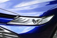 新型「カムリ」のヘッドランプはフルLEDタイプ。デイライトやクリアランスランプにもLEDが採用されている。