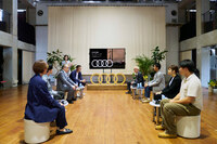 2日目に行われた「未来共創ミーティング」の様子。現地NPOや研究者、学生らが、おのおのが研究したり進めたりしている取り組みについて解説した。