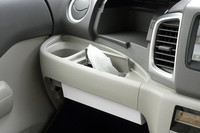 ダッシュボードにはボックスティッシュの収納スペースを完備。スズキでは、小さな子供のいる社員60名のマイカーを調査。ファミリーカーにおけるティッシュの重要性を痛感したのだとか。