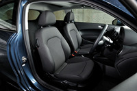 「A1 1.0 TFSI」のフロントシート。内装色はブラックで、仕様によってはブルーやホワイトのアクセントが施されたインテリアを選ぶことができる。
    