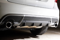 エクステリアは、専用の前後バンパーに加え、「R-DESIGN」エンブレム付きシルクメタルフロントグリルやデュアルスポーツテールパイプ、ディフューザーなどが装着される。