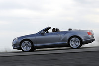 「コンチネンタルGT」と同じく、フルタイム四駆システムの前後トルク配分は40：60と後輪寄り。オープン状態で荒れた路面を強行突破しても、ボディーはみしりとも言わない。