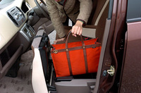 写真をクリックすると、助手席座面を上げると現れるシートアンダーボックスが見られます。