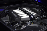 「レイス ブラックバッジ」の12気筒エンジン。標準車よりも最大トルクが増大している。