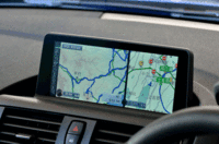 ダッシュボード中央に備わる液晶モニターは、8.8インチのワイド型。カーナビ以外にも、車両の設定や各種エンターテインメント機能の調整などに使用する。
	（写真をクリックすると、画面の表示バリエーションが確認できます）