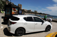 会場脇のラルヴォット・ビーチで試乗客を待つ「レクサスCT200h」。