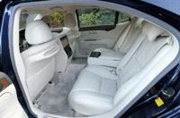 後席左席はオットマン機能を備えた専用シートに「リラクゼーションシステム」が備わる。同システムは、エア圧やバイブレーターによるマッサージ機能。リモコン操作で「リフレッシュ」「ストレッチ」のコースが選べ、強さや早さの調節も可能だ。
写真をクリックすると、くつろぎのリアスペースが見られます。