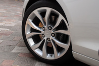 上級モデルと位置づけられる「ATSセダン プレミアム」には、標準モデルより1インチ大きな、18インチの鍛造アルミホイール（写真）が装着される。