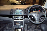 
	アリオンのインパネ。中級グレード以上は、オプティトロンメーターが採用された。
	 