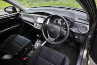 ステアリングを除けば、ダッシュボードのデザイン自体はセダンの「アクシオ」と同じ。しかしこちらは黒い内装色とシルバーのパネルを用いて、スポーティーさが演出されている。