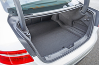 ラゲッジルームの容量は450リッター（スペアタイヤなしの仕様は455リッター）。フロアは前端部で若干、盛り上がっている。
    