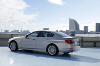 【テスト車のオプション装備】
ボディーカラー＜カシミヤシルバー＞＝8万5000円／Hi-Lineパッケージ＝39万円／ライトアロイラジアルスポーク23＝21万円／オートマチックトランクリッドオペレーション＝8万1000円／電動ガラスサンルーフ＝17万円／USBオーディオインターフェース＝5万1000円）