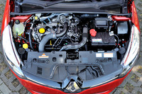 1.2リッター直4ターボエンジンはユーロ6に対応し、パワーとトルクが変更された（120→118ps、19.4→20.9kgm）。ただし、同じ1.2リッターの「GT」については変更はなく、従来と同じ。