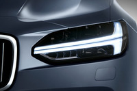 “トールハンマー”をモチーフにしたヘッドライト。